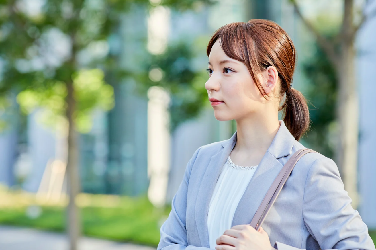 採用戦略設計：媒体選定・求人票作成・採用プロセス改善